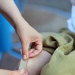 medicazione con cerotto da ferita al ginocchio