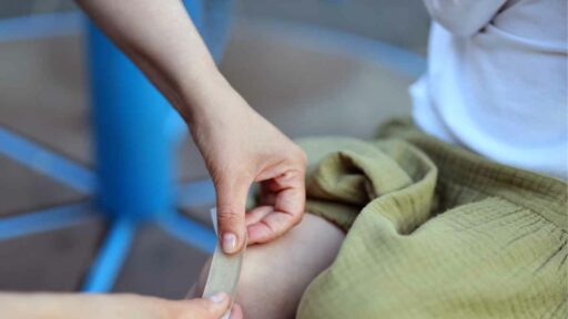 medicazione con cerotto da ferita al ginocchio