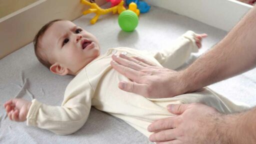 neonato massaggio per prevenire le coliche