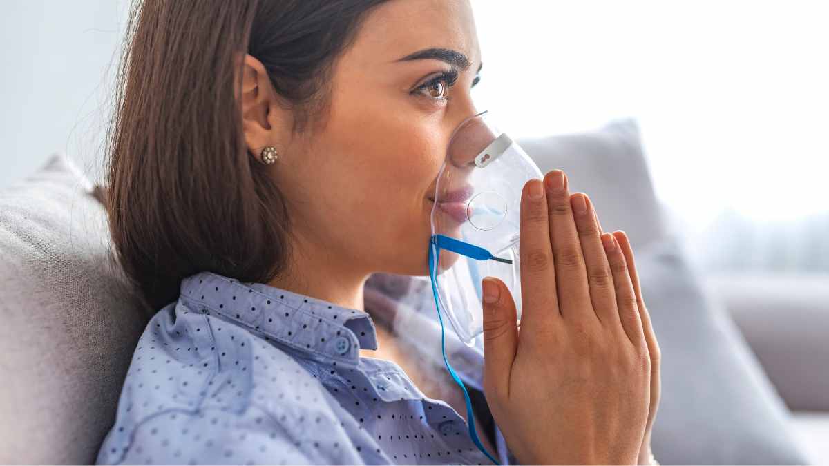 ragazza che indossa maschera di nebulizzazione per aerosol