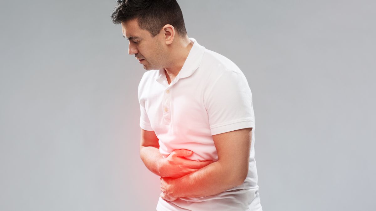 uomo che soffre di mal di pancia