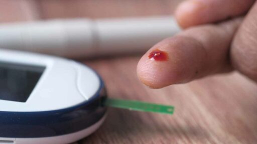 diabete - sangue sul polpastrello post test della glicemia