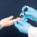 dottore in diabetologia esegue la rilevazione della glicemia nel sangue per il diabete