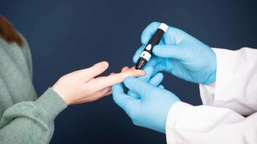 dottore in diabetologia esegue la rilevazione della glicemia nel sangue per il diabete