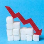 grafica su fotografia che rappresenta la necessità di ridurre gli zuccheri in diabetologia per migliorare i livelli di glicemia nel diabete