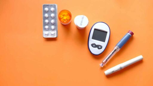 tutti gli strumenti della diabetologia - pillole, glucometro, test della glicemia per il diabete