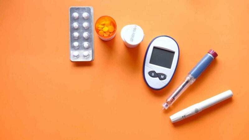 tutti gli strumenti della diabetologia - pillole, glucometro, test della glicemia per il diabete