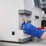 Analisi campioni in laboratorio di Ematologia