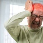 Anziano alle prese con i dolori dell'emicrania