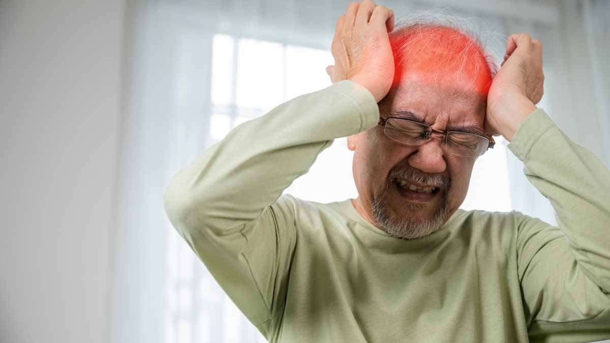 Anziano alle prese con i dolori dell'emicrania