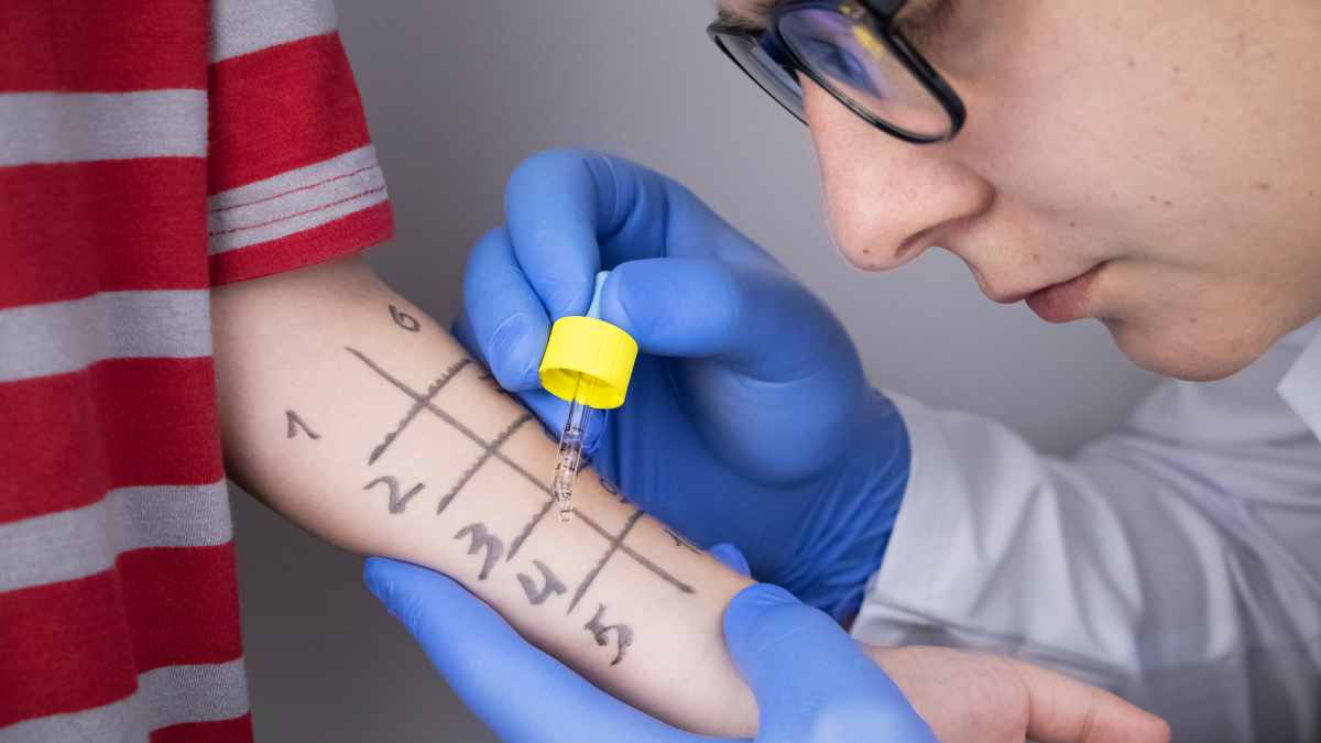Esame di prove allergiche su bambino in visita di Allergologia