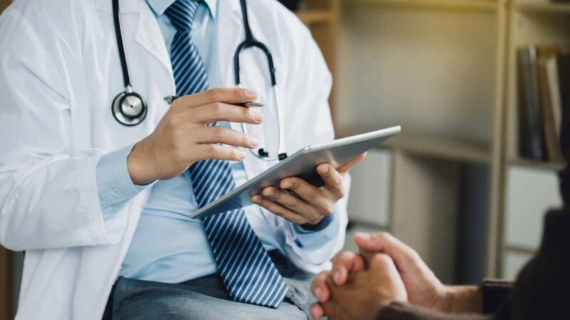 Seduta medica in reparto di psichiatria
