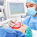 Specialista in Anestesiologia al lavoro durante un'operazione