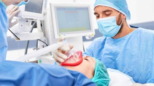 Specialista in Anestesiologia al lavoro durante un'operazione