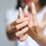 mano che mostra il punto di dolore dell'artrite