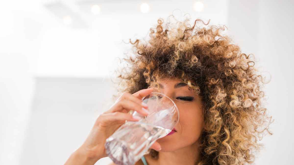 ragazza beve acqua
