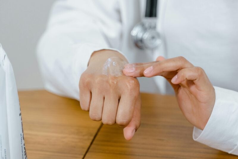 Cortisone topico e sport nel 2025: uso consentito di Advantan e buone pratiche