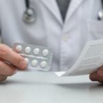 Effetti indesiderati da un farmaco: cosa fare e quando sospendere la terapia